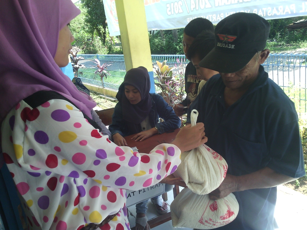 Pembagian Zakat di SMK Nusa Mandiri Tahun 2014